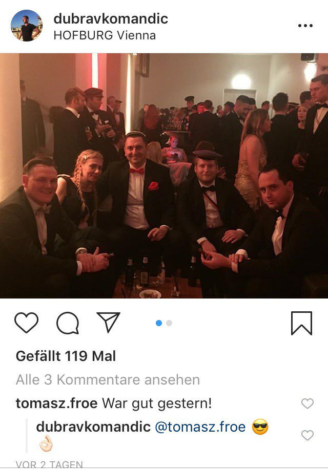 Zahlreiche Herren in Anzügen mit Burschenschafter-Couleur in der Wiener Hofburg beim Akademikerball 2019.