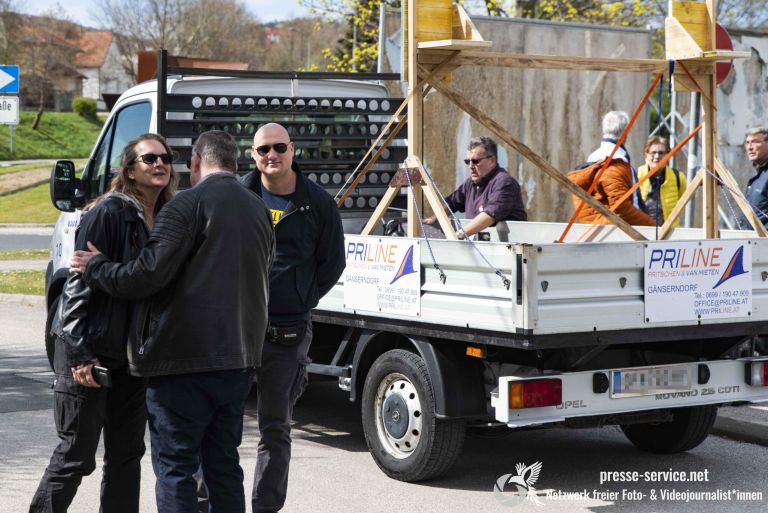 Mehrere Personen vor einem Transporter vor einer Kreuzung in Eisenstadt,