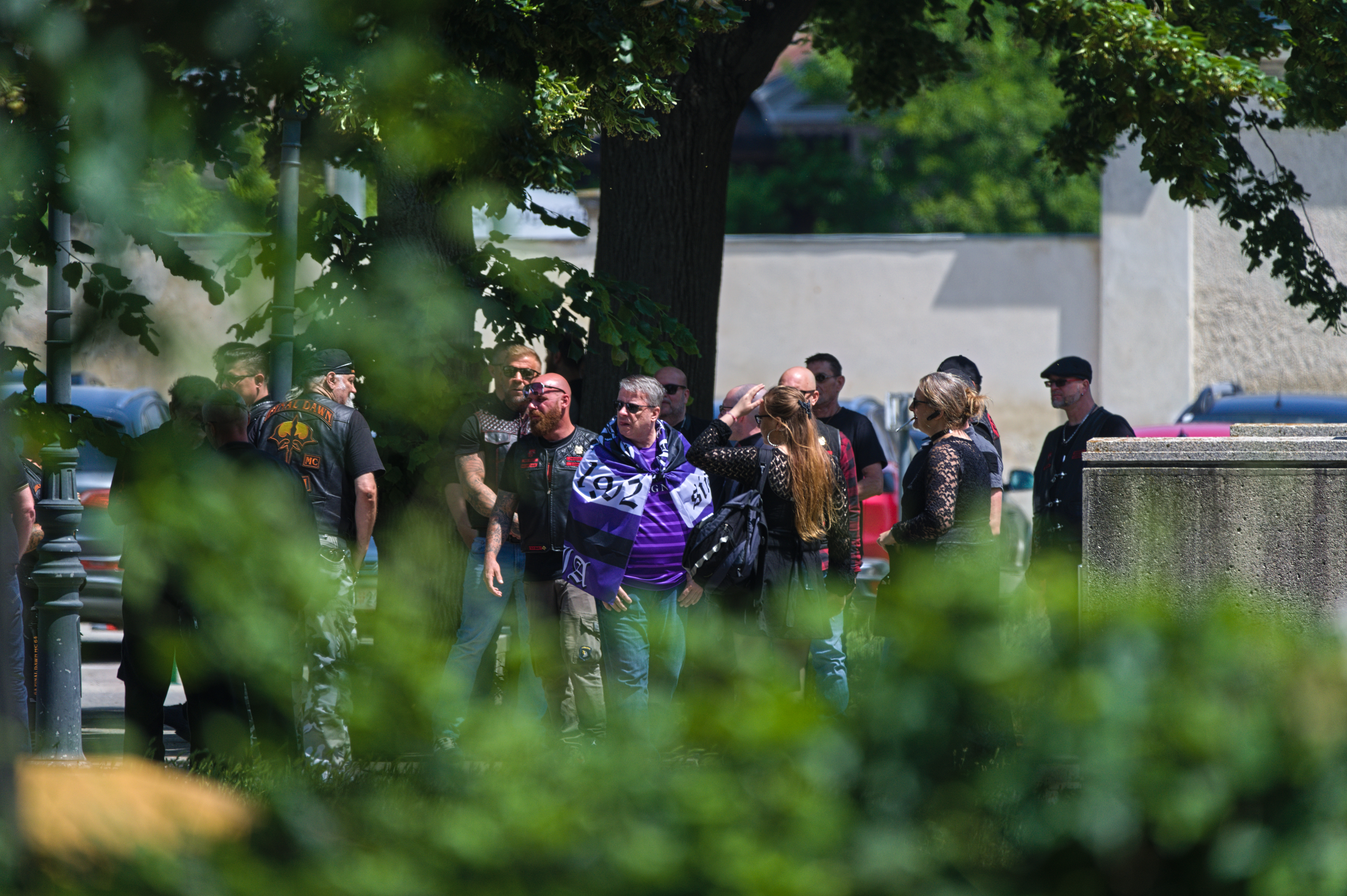 Vor der Halle: MC-Member, Famile Küssel und Bulldogs-Exponenten warten auf Beginn der Zeremonie.