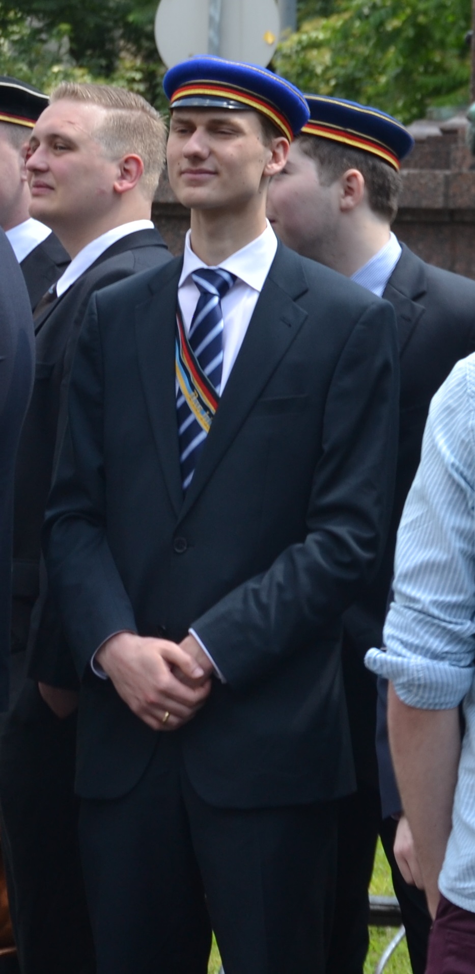 Bild zeigt den Burschenschafter Thomas Cibulka im Couleur der Franko-Cherusker am Wiener Zentralfriedhof.