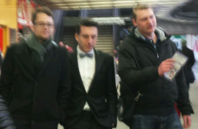 Drei Burschenschafter in der Wiene U-Bahn-Station Schottentor nach dem Akademikerball. Alle tragen Anzug und Couleur.