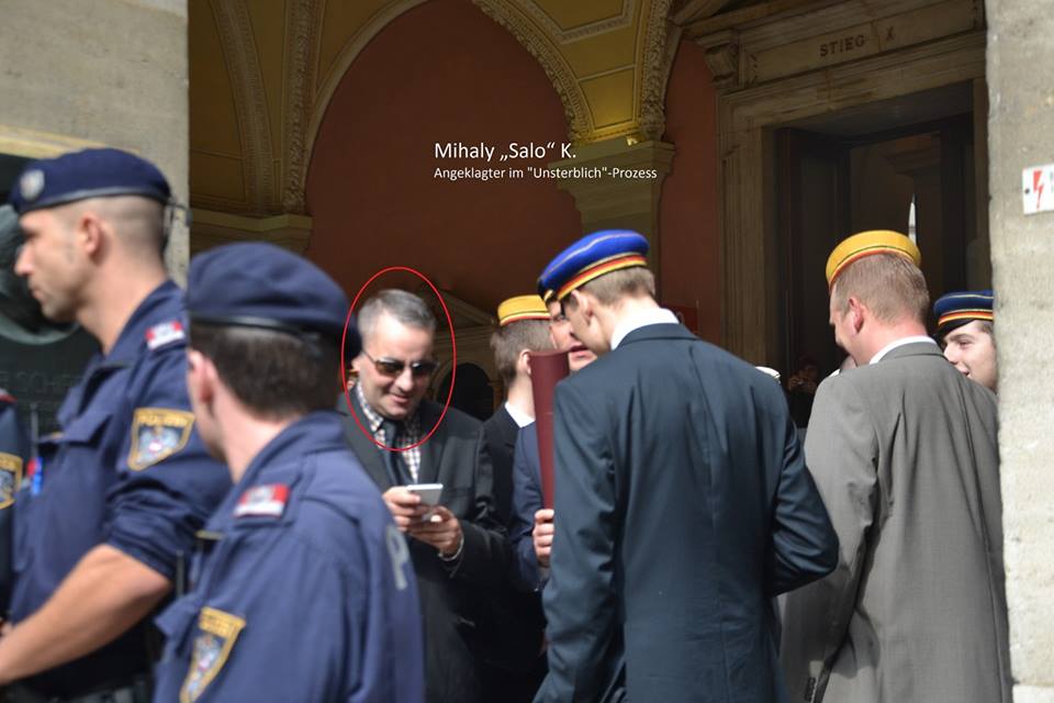 Bild zeigt Burschenschafter in Couleur und Unsterblich-Neonazi Mihaly Kocsis vor dem Haupteingang der Wiener Hauptuniversität.