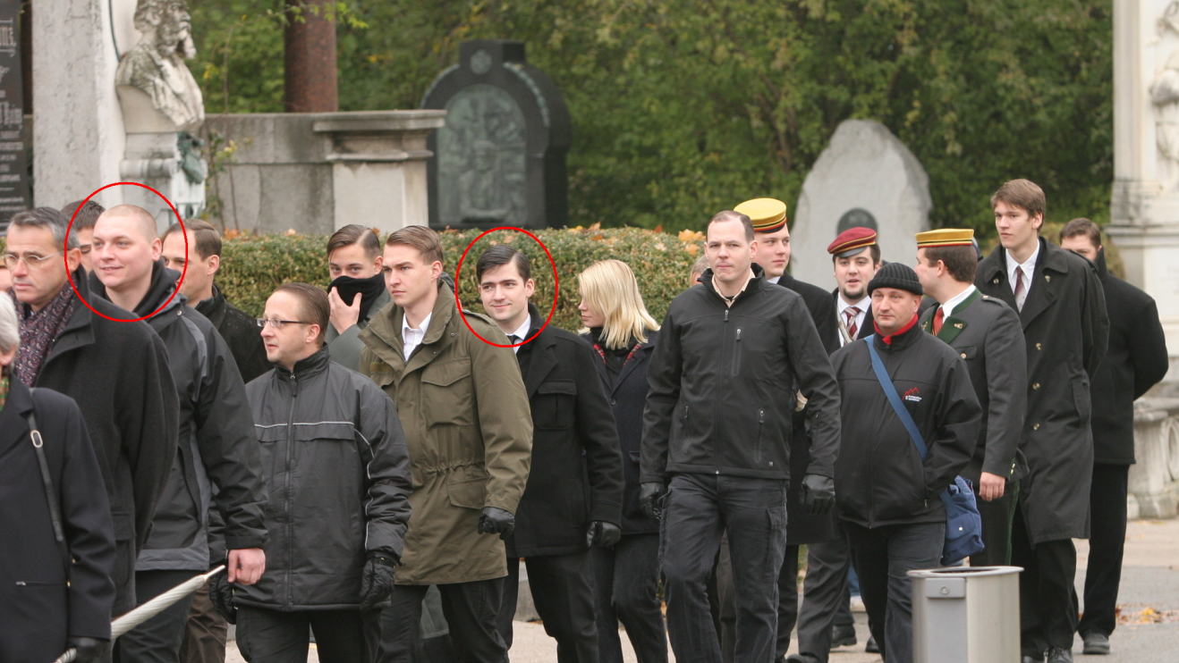Mehrere Neonazis und Burschenschafter nähern sich am Wiener Zentralfriedhof dem Grab des NS-Fliegers Nowotny.