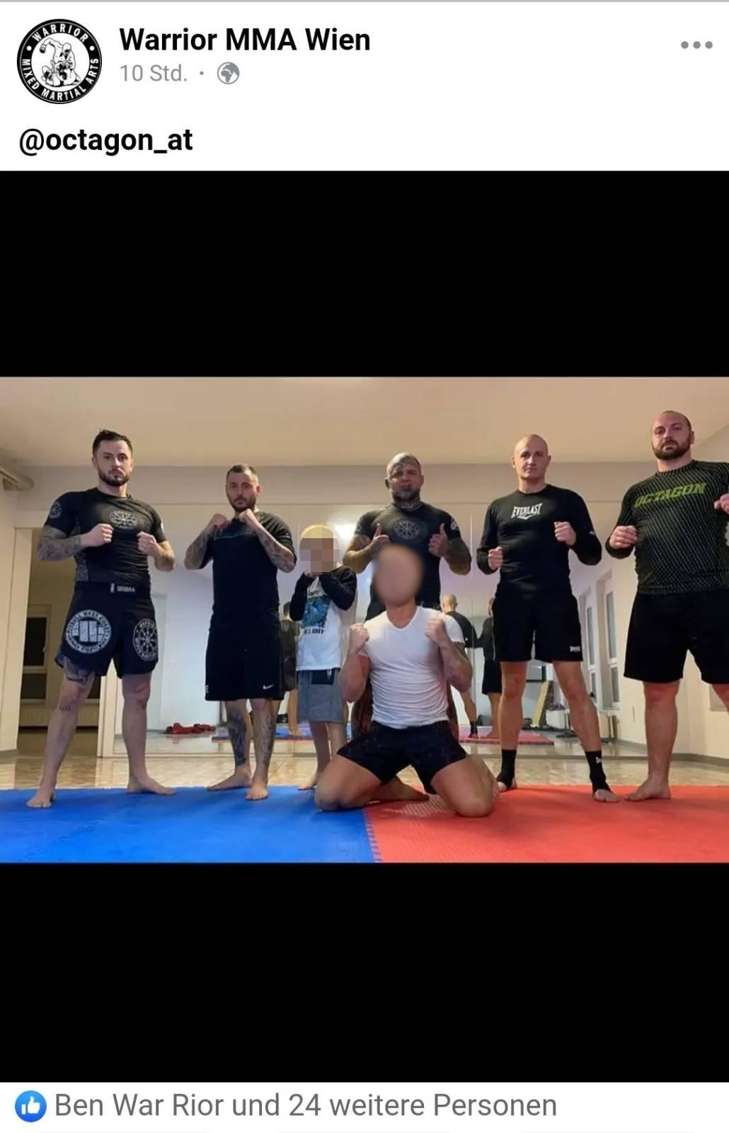 Horvath beim Training bei Dorian Pridal mit einem Hells Angel-Full Member (ganz rechts). Verlinkt ist ferner der Octagon-Shop von Julius Bukaí.