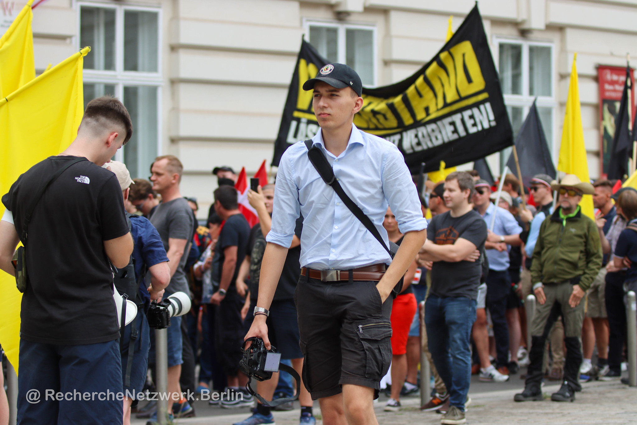 Schmidt mit Kamera im blauen Hemd in Bildmitte auf Demonstration 2024.