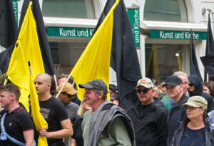 Fiebicher rechts mit schwarzem Cap auf der Demonstration 2025