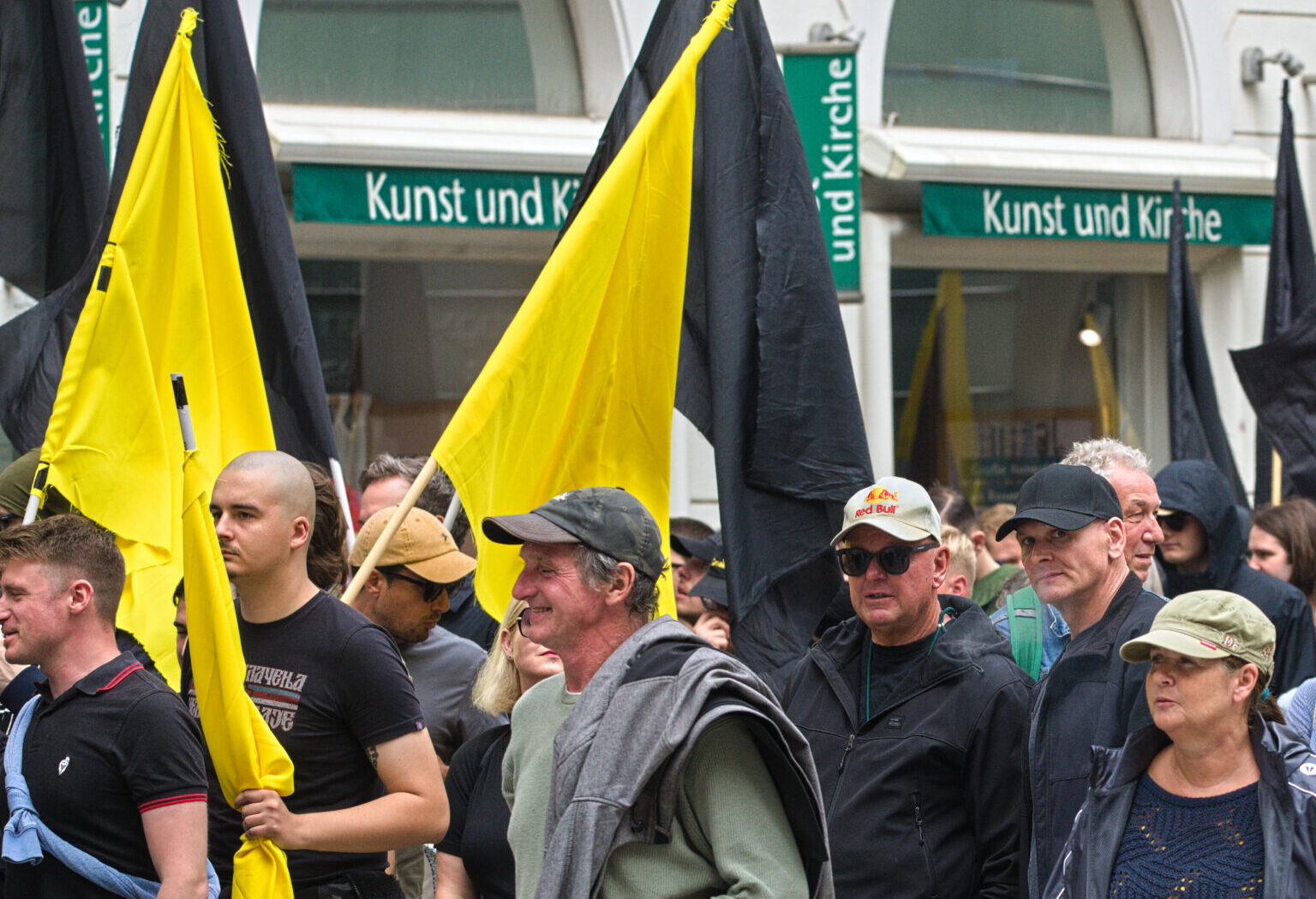 Fiebicher rechts mit schwarzem Cap auf der Demonstration 2025
