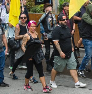 Tamara Bruha (mit pinken Haaren) und Marco Singraber auf der IB Demonstration 2025