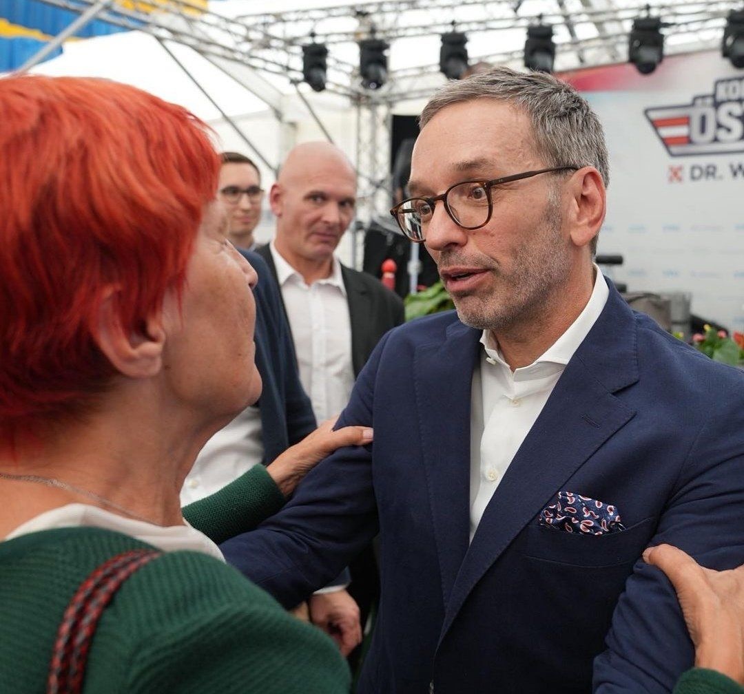 Fiebicher im Hintergrund in seiner Rolle als Security Mitarbeiter der FPÖ