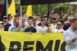 Fuchs (2.v.r) am Fronttransparent der Demonstration 2024