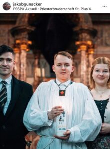 Jakob Gunacker mit Frau Linda und Martin Sellner bei der Erwachsenentaufe der Pius Bruderschaft