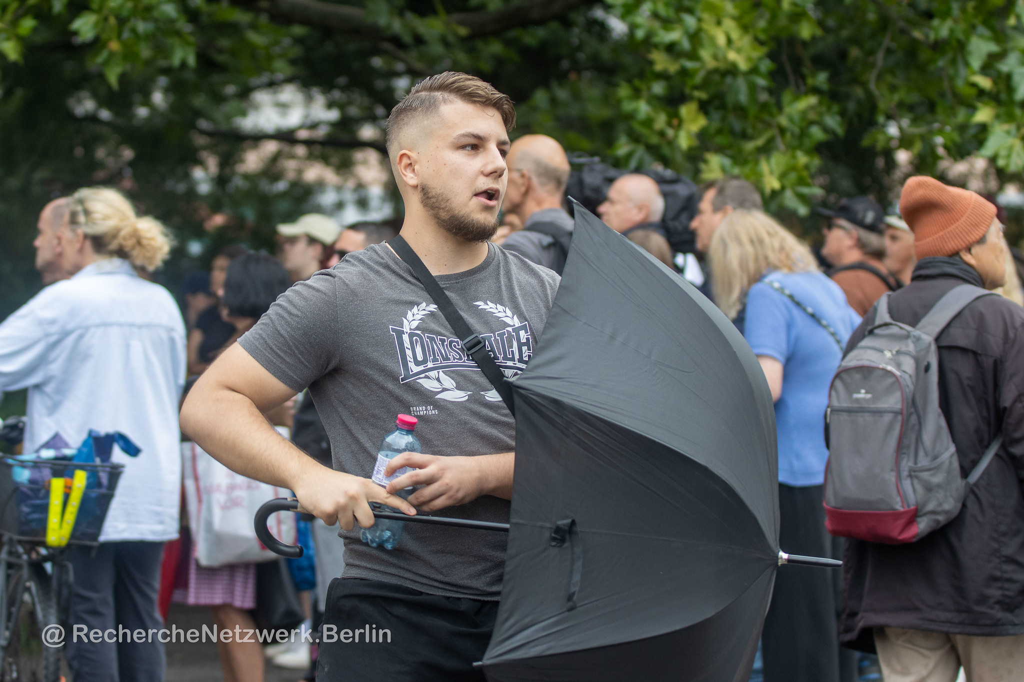 Erik Hametner mit Schirm auf der IB Demonstration 2025