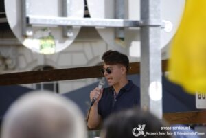 Hemmelmayer am Rednerpult bei der IB Demonstration 2023
