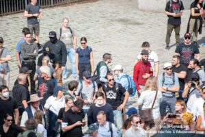 Stefan Rainer im roten Hemd mit Hut und Benjamin Kranzl rechts mit verschränkten Armen auf der IB Demonstration 2021