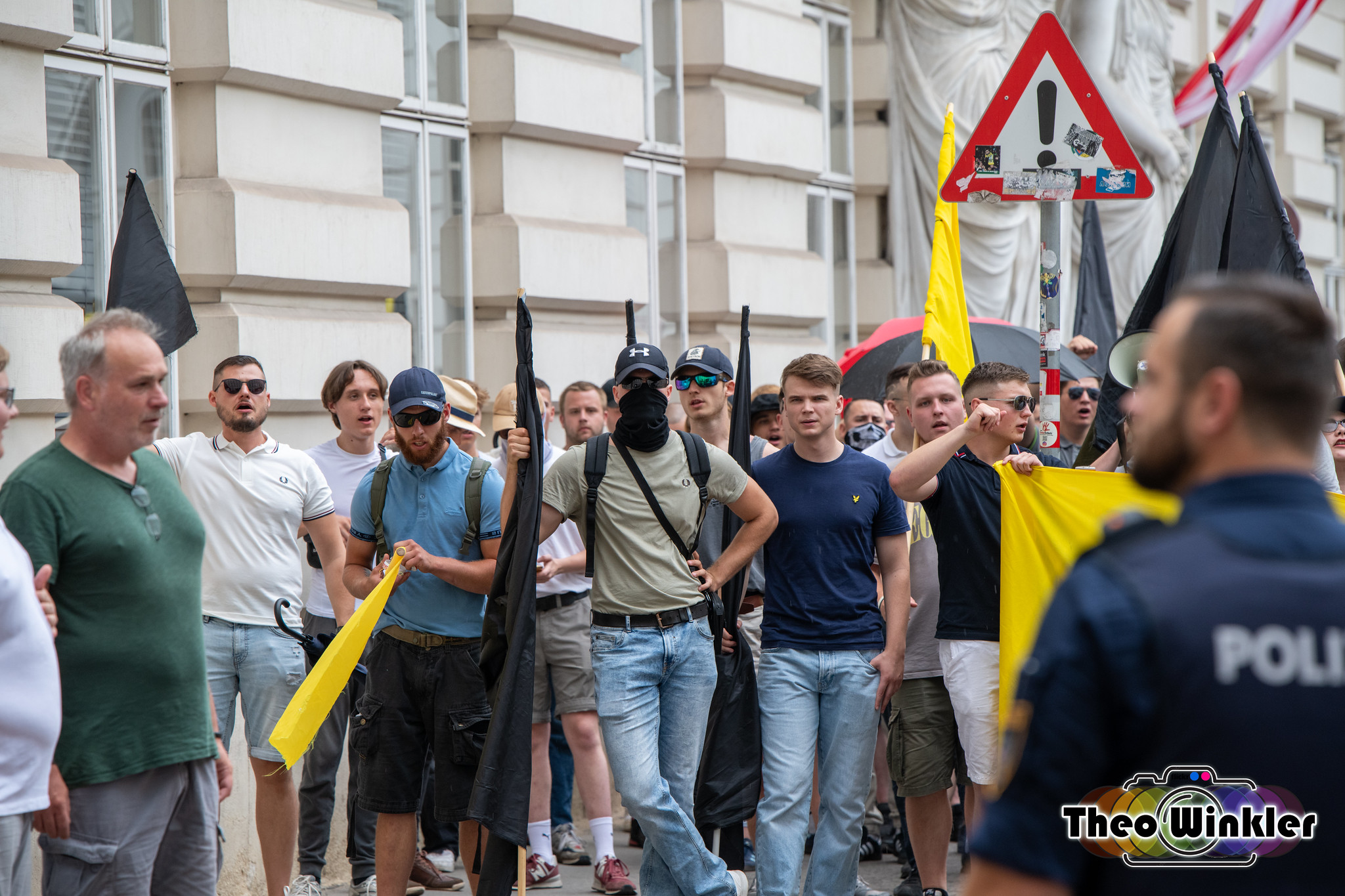 Silvio Neumaier in blauer Jeans und blauem T-Shirt links neben der IB Fahne auf der Demonstration 2024