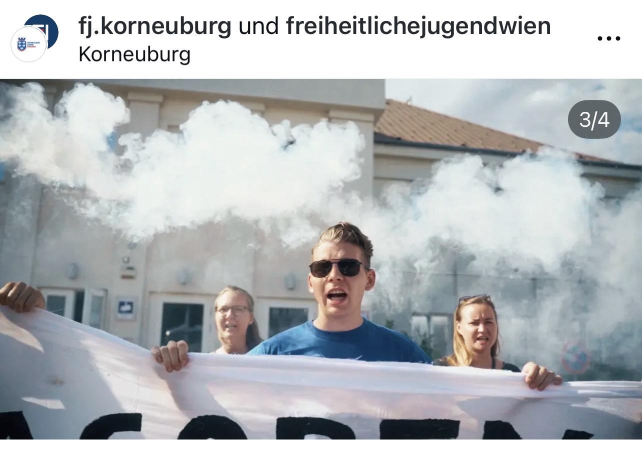 Jan Staudigl bei Aktion der Freiheitlichen Jugend Korneuburg und Wien mit Inga Holz links hinter ihm