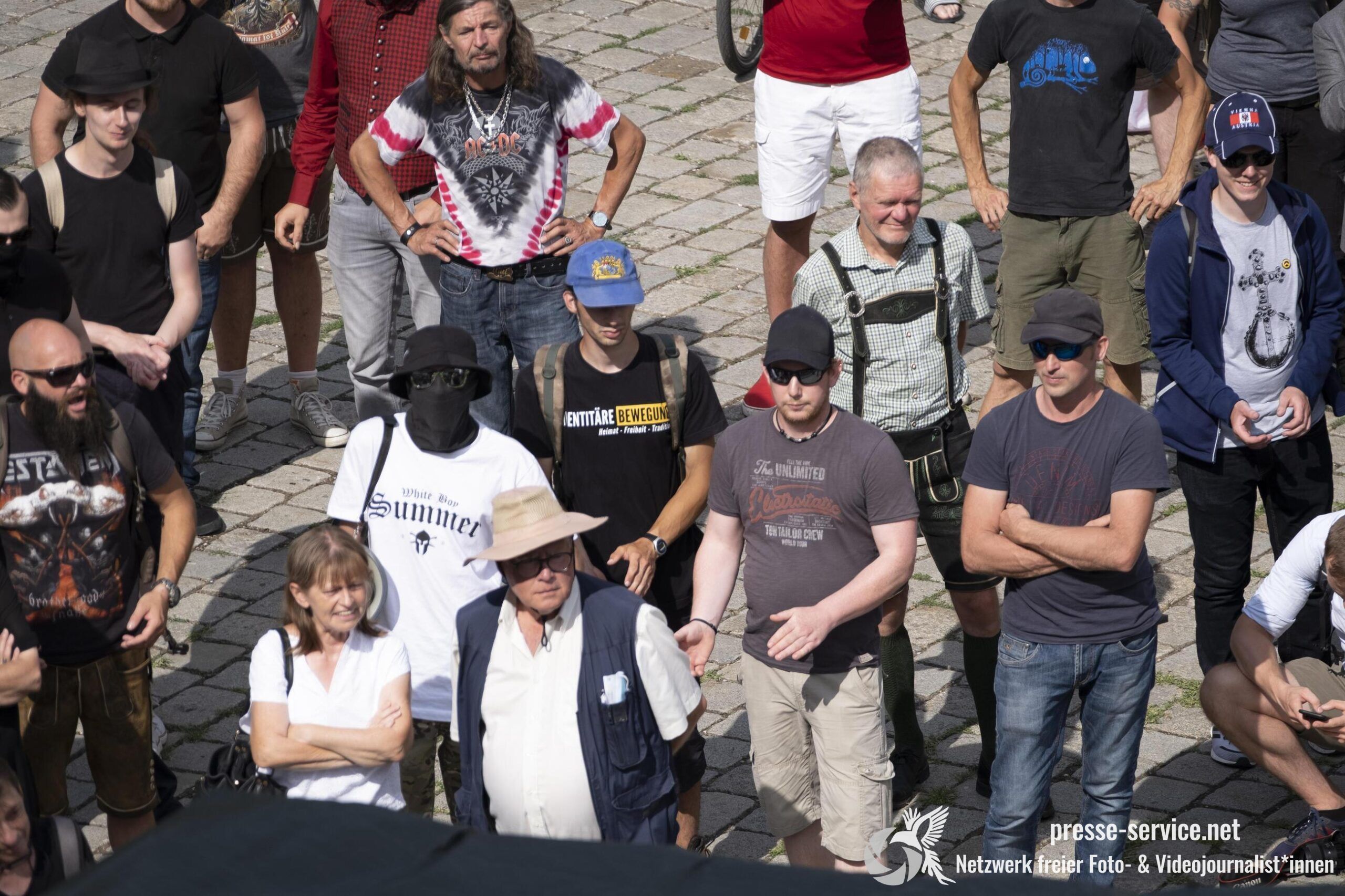 Unterberger im AC/DC T-Shirt auf der IB Demonstration 2021
